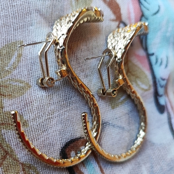Cobra Snake Venomous Oversized Gold Tone Pierced Statement Earrings Oddities EUC - Picture 5 of 12